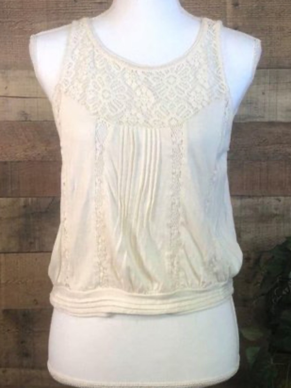 Juniors Size Medium AEO American Eagle Outfitters Cream Sleeveless Blouse